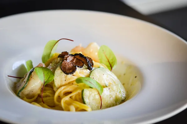 Deliciosa Pasta Italiana Con Trufas Negras —  Fotos de Stock