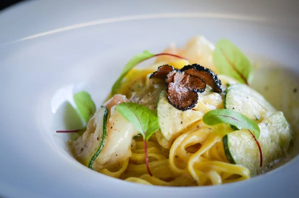 Deliciosa Pasta Italiana Con Trufas Negras — Foto de Stock