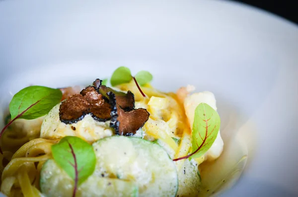 Deliciosa Pasta Italiana Con Trufas Negras —  Fotos de Stock