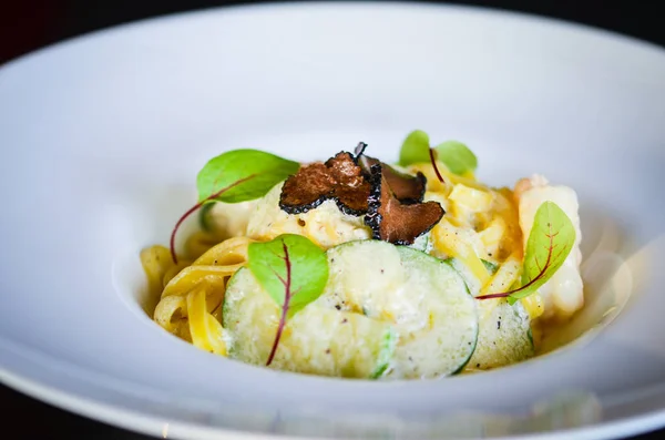 Deliciosa Pasta Italiana Con Trufas Negras — Foto de Stock