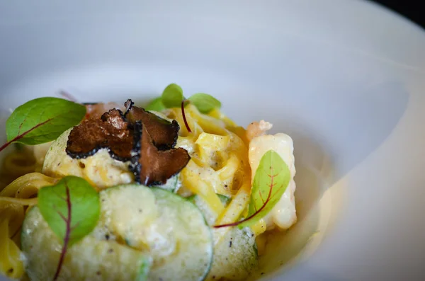 Deliciosa Pasta Italiana Con Trufas Negras —  Fotos de Stock