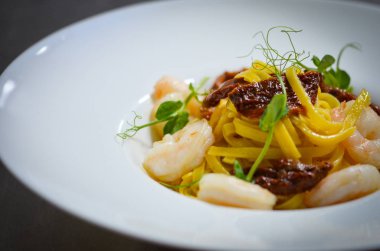 Lezzetli İtalyan makarnası taze karides ve kurutulmuş domates.