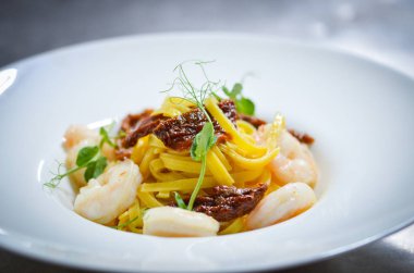 Lezzetli İtalyan makarnası taze karides ve kurutulmuş domates.