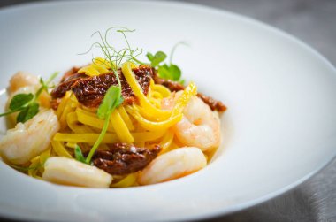 Lezzetli İtalyan makarnası taze karides ve kurutulmuş domates.