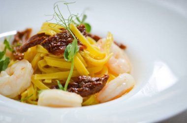 Lezzetli İtalyan makarnası taze karides ve kurutulmuş domates.