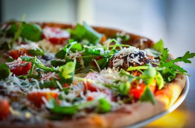 Lezzetli İtalyan pizzası. Taze malzemelerle yakın görünüm.