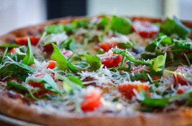 Lezzetli İtalyan pizzası. Taze malzemelerle yakın görünüm.