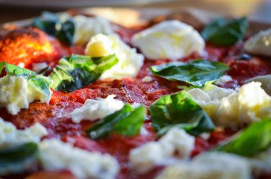 Lezzetli İtalyan pizzası. Taze malzemelerle yakın görünüm.