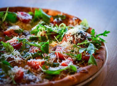 Lezzetli İtalyan pizzası. Taze malzemelerle yakın görünüm.