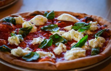 Lezzetli İtalyan pizzası. Taze malzemelerle yakın görünüm.