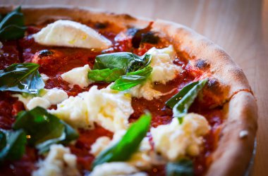 Lezzetli İtalyan pizzası. Taze malzemelerle yakın görünüm.