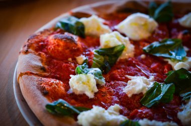 Lezzetli İtalyan pizzası. Taze malzemelerle yakın görünüm.