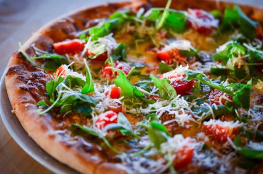 Lezzetli İtalyan pizzası. Taze malzemelerle yakın görünüm.