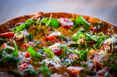 Lezzetli İtalyan pizzası. Taze malzemelerle yakın görünüm.