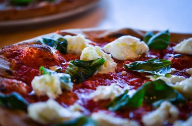 Lezzetli İtalyan pizzası. Taze malzemelerle yakın görünüm.