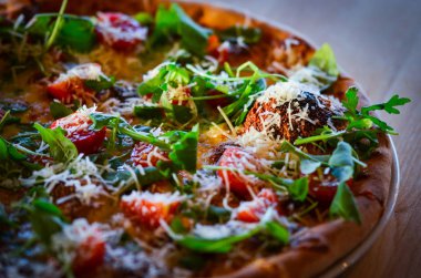 Lezzetli İtalyan pizzası. Taze malzemelerle yakın görünüm.