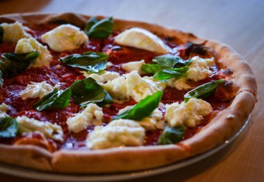 Lezzetli İtalyan pizzası. Taze malzemelerle yakın görünüm.