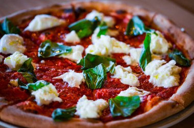 Lezzetli İtalyan pizzası. Taze malzemelerle yakın görünüm.