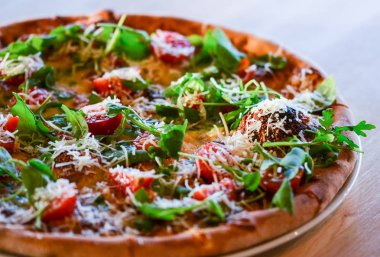 Lezzetli İtalyan pizzası. Taze malzemelerle yakın görünüm.