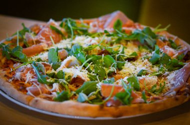 Lezzetli İtalyan pizzası. Taze malzemelerle yakın görünüm.