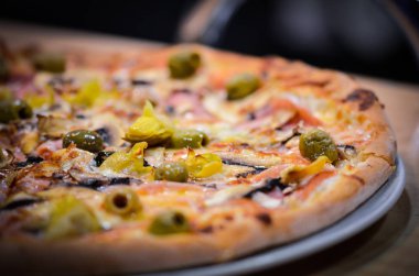 Lezzetli İtalyan pizzası. Taze malzemelerle yakın görünüm.