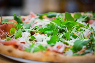 Lezzetli İtalyan pizzası. Taze malzemelerle yakın görünüm.