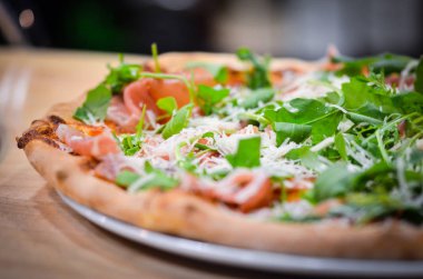 Lezzetli İtalyan pizzası. Taze malzemelerle yakın görünüm.