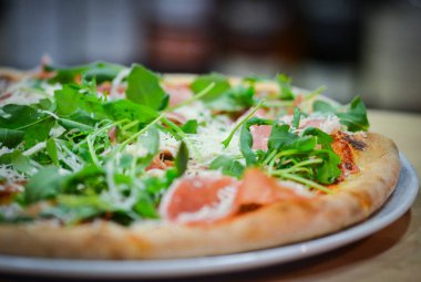 Lezzetli İtalyan pizzası. Taze malzemelerle yakın görünüm.