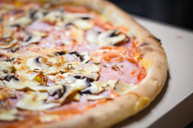 Lezzetli İtalyan pizzası. Taze malzemelerle yakın görünüm.