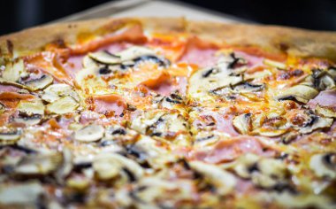 Lezzetli İtalyan pizzası. Taze malzemelerle yakın görünüm.