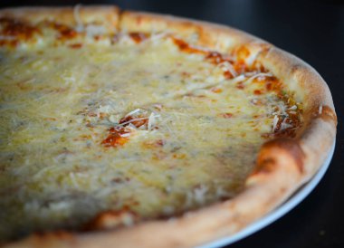 Lezzetli İtalyan pizzası. Taze malzemelerle yakın görünüm.