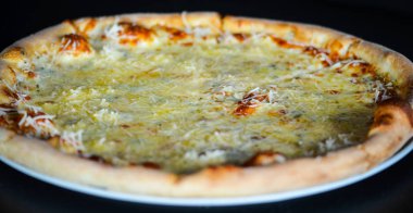 Lezzetli İtalyan pizzası. Taze malzemelerle yakın görünüm.