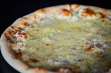 Lezzetli İtalyan pizzası. Taze malzemelerle yakın görünüm.