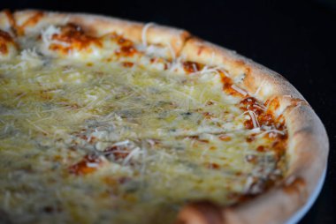 Lezzetli İtalyan pizzası. Taze malzemelerle yakın görünüm.