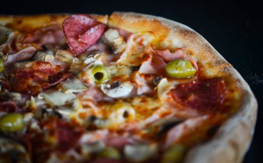 Lezzetli İtalyan pizzası. Taze malzemelerle yakın görünüm.