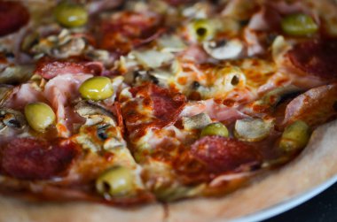 Lezzetli İtalyan pizzası. Taze malzemelerle yakın görünüm.