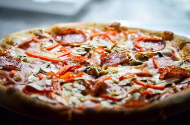 Lezzetli İtalyan pizzası. Taze malzemelerle yakın görünüm.