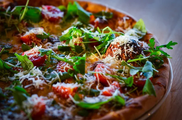 Lezzetli İtalyan pizzası. Taze malzemelerle yakın görünüm.