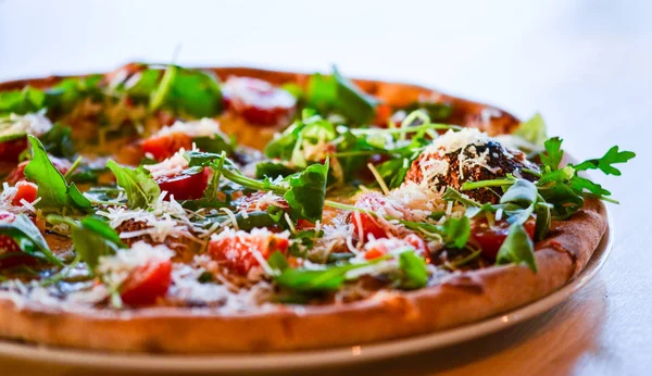 Lezzetli İtalyan pizzası. Taze malzemelerle yakın görünüm.