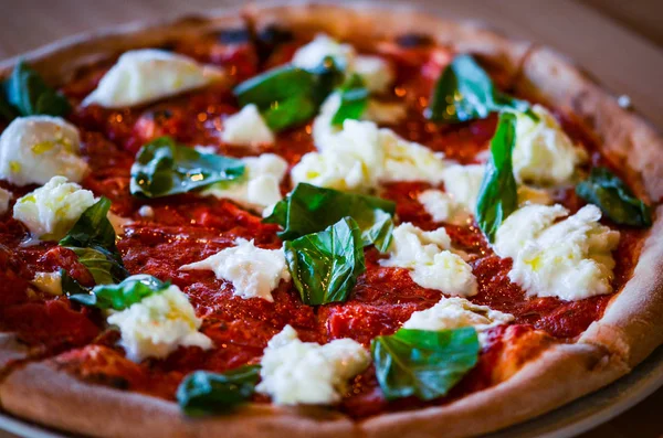 Lezzetli İtalyan pizzası. Taze malzemelerle yakın görünüm.