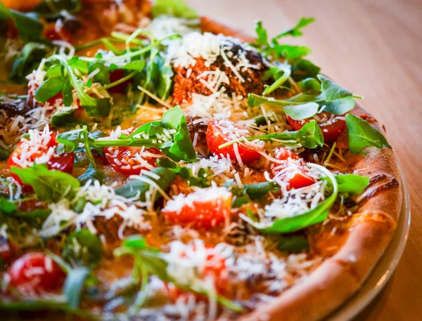 Lezzetli İtalyan pizzası. Taze malzemelerle yakın görünüm.