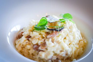 Siyah mantarlı İtalyan pilavı.