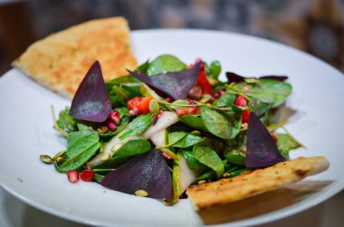 Lezzetli salata ve taze malzemeler.