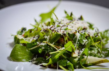 Lezzetli salata ve taze malzemeler.