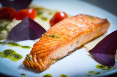 Taze sebzeli ızgara somon.