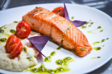 Taze sebzeli ızgara somon.