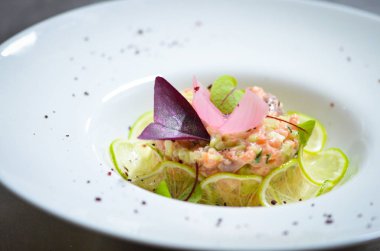 Lezzetli sotelenmiş kabuklar ve tereyağlı ekmek