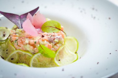 Lezzetli sotelenmiş kabuklar ve tereyağlı ekmek