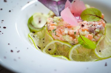 Lezzetli sotelenmiş kabuklar ve tereyağlı ekmek