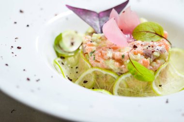 Lezzetli sotelenmiş kabuklar ve tereyağlı ekmek